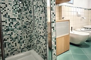 Shower, bidet, towels - SE120 - Senigallia, welcoming four-room apartment 700 meters from the centre (Senigallia)