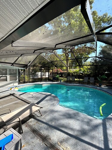 Spacious 5-bedroom house in brilliant Tampa with AC, WiFi