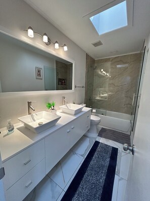 Shower, hair dryer, towels, soap - Spacious 5-bedroom house in brilliant Tampa with AC, WiFi (Tampa)