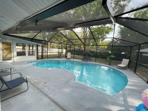 Outdoor pool - Spacious 5-bedroom house in brilliant Tampa with AC, WiFi (Tampa)