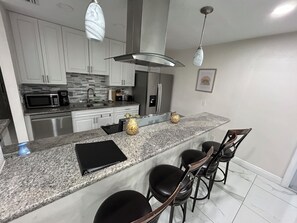 Refrigerador, microondas, horno, placa de cocina