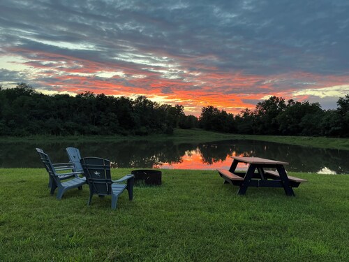 Retreat on the Creek: Home overlooking a backyard lake and the Auxvasse Creek