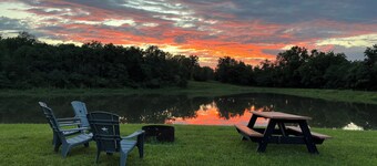 Retreat on the Creek: Home overlooking a backyard lake and the Auxvasse Creek
