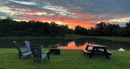 Retreat on the Creek: Home overlooking a backyard lake and the Auxvasse Creek