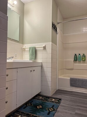 Toallas, jabón, shampoo, papel de baño 