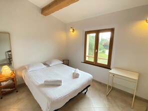 3 عدّة غرف نوم وسرير سفر وواي فاي وملاءات أسرّة