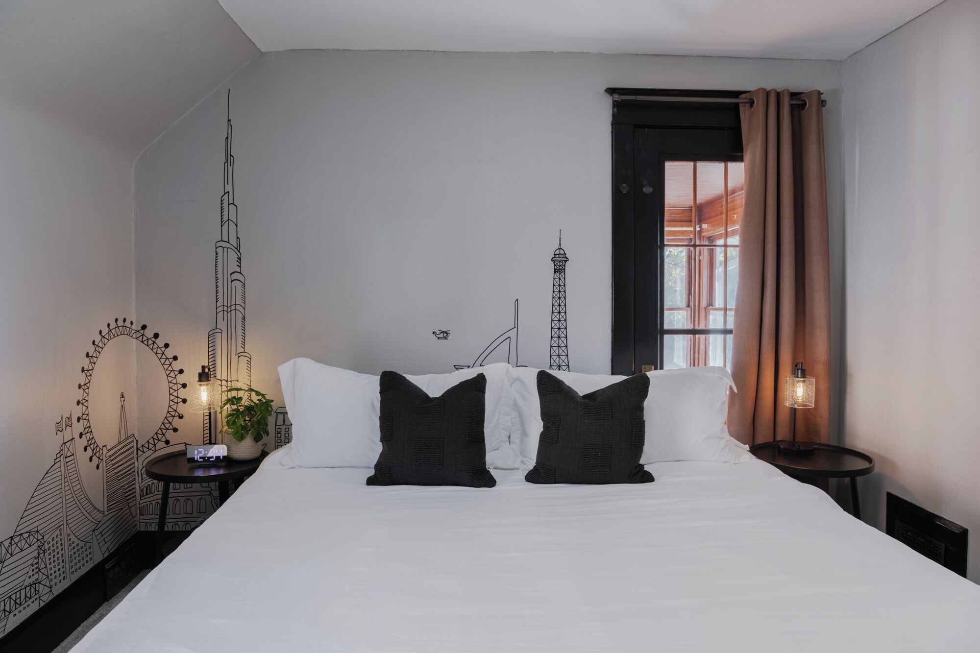 4 bedrooms, desk, iron/ironing board, travel crib