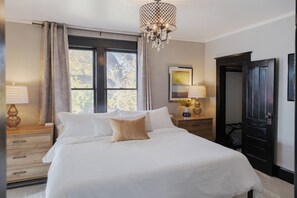 4 soverom, skrivebord, strykejern/-brett og reiseseng for barn