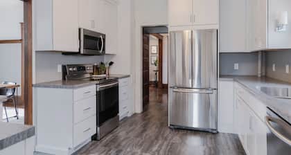 *HOT TUB* Character home minutes to downtown Fargo & NDSU!