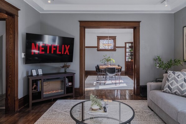 Smart TV, fireplace, books, computer monitors - *HOT TUB* Character home minutes to downtown Fargo & NDSU! (Fargo)