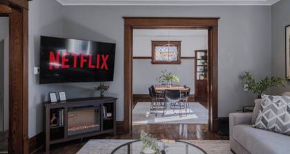 *HOT TUB* Character home minutes to downtown Fargo & NDSU!