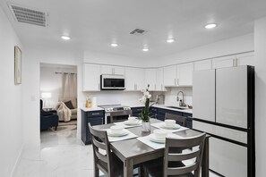 Frigorífico, microondas, horno y placa de cocina