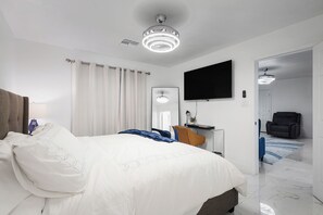 3 dormitorios, escritorio, tabla de planchar con plancha y cuna de viaje