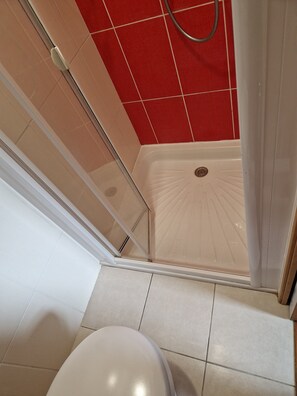 Dusj, hårføner, håndklær og såpe