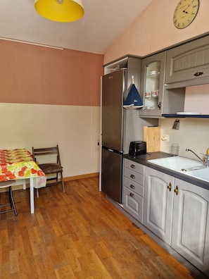 Frigorifero, microonde, forno, bollitore elettrico