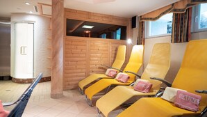 A sauna room with wooden walls, yellow chairs, and towels with 'SAUNA' written on them. - Haus Katharina - Dorfblick (Kaprun)