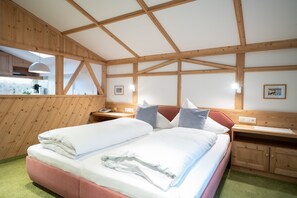 Desk, iron/ironing board, travel crib, free WiFi - Haus Katharina - Dorfblick (Kaprun)