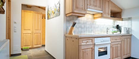 Refrigerador, horno, parrilla de estufa y cafetera y tetera