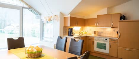Fridge, oven, stovetop, dishwasher
