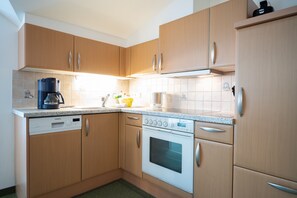 Fridge, oven, stovetop, dishwasher