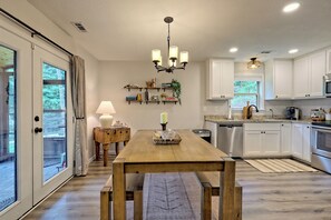 Fridge, microwave, oven, stovetop - Magnolia Ridge - Dog Friendly! (Clayton)