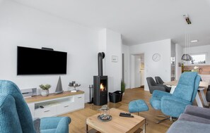 Een televisie en een open haard