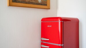 Un refrigerador rojo antiguo con el nombre de marca 