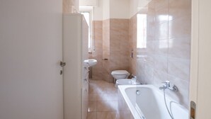 Un baño moderno con bañera, inodoro y lavamanos.