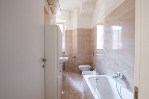 Sèche-cheveux, bidet, serviettes fournies