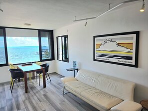 apartman, részleges kilátás az óceánra | Nappalirész