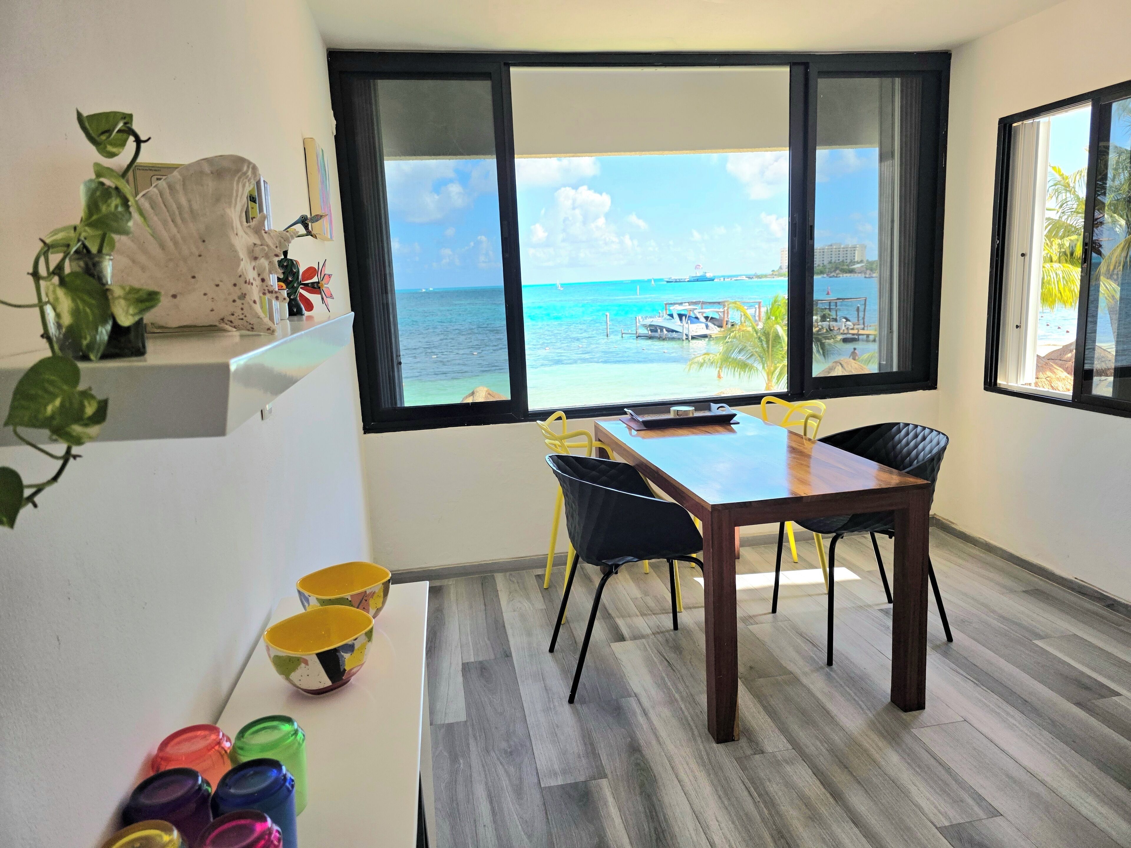 Apartamento, vista parcial para o oceano | Sala de jantar