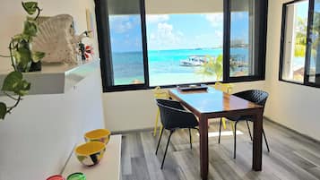 Apartamento, vista parcial para o oceano | Sala de jantar