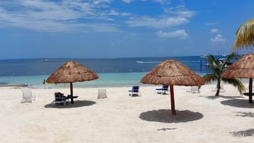 Na praia, areia branca