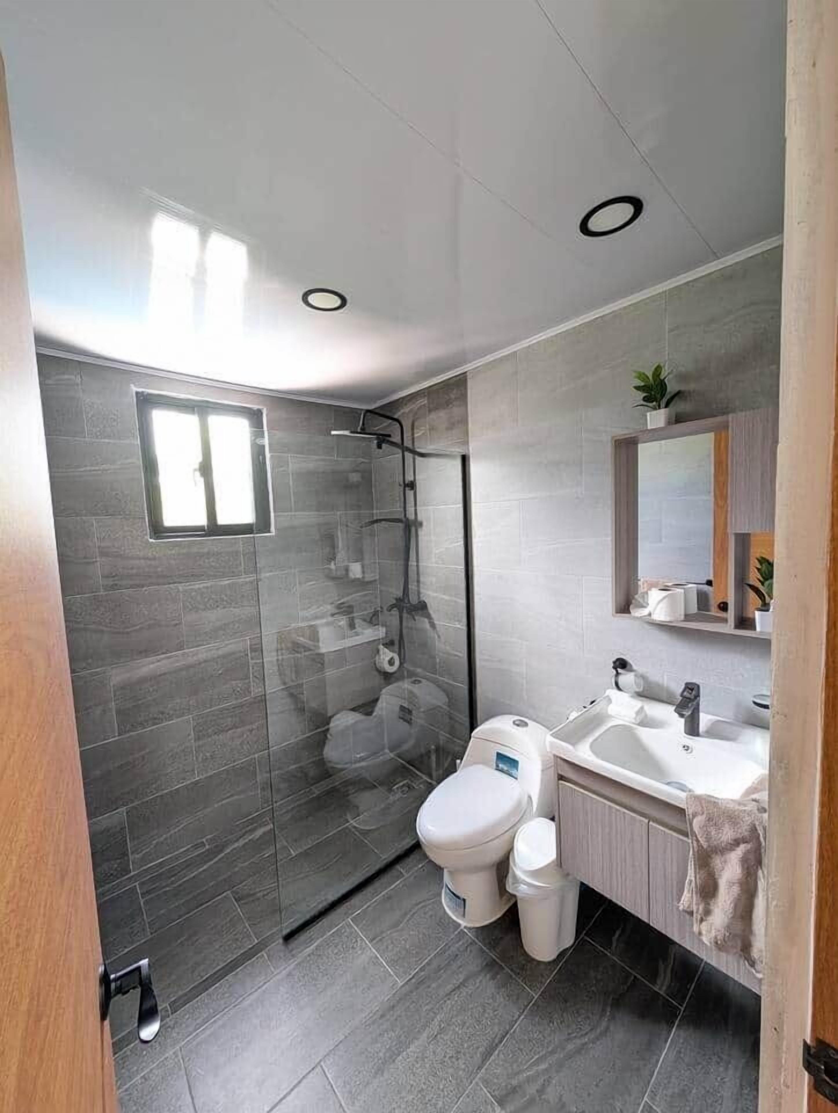 Douche, séchoir à cheveux, savon, shampooing