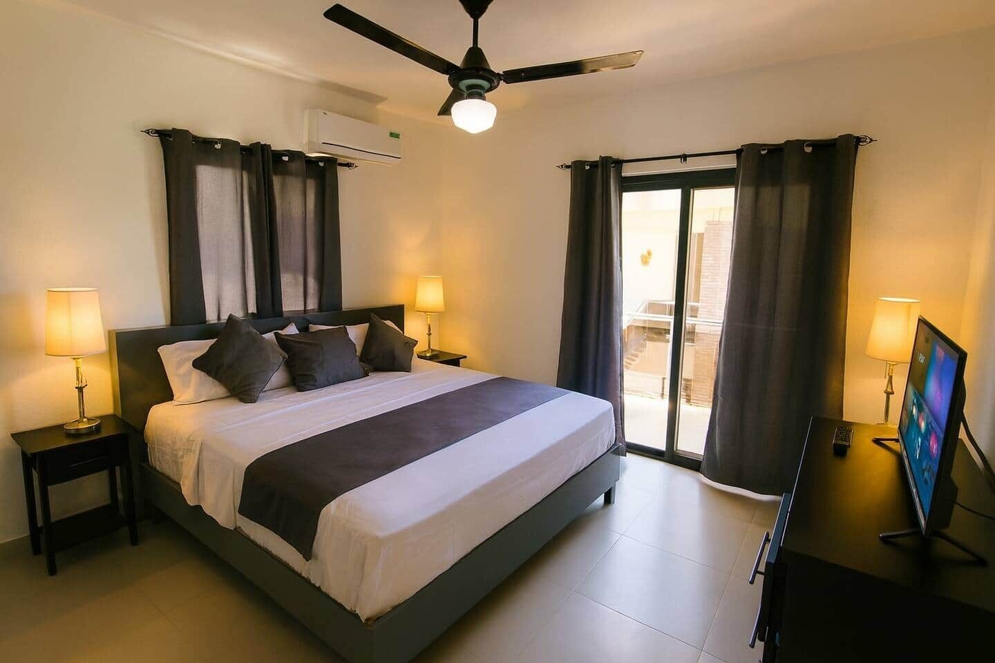2 chambres, coffre-fort, fer et planche à repasser