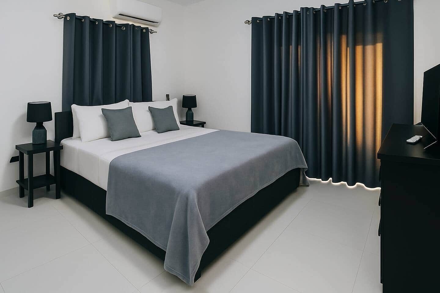 2 chambres, coffre-fort, fer et planche à repasser