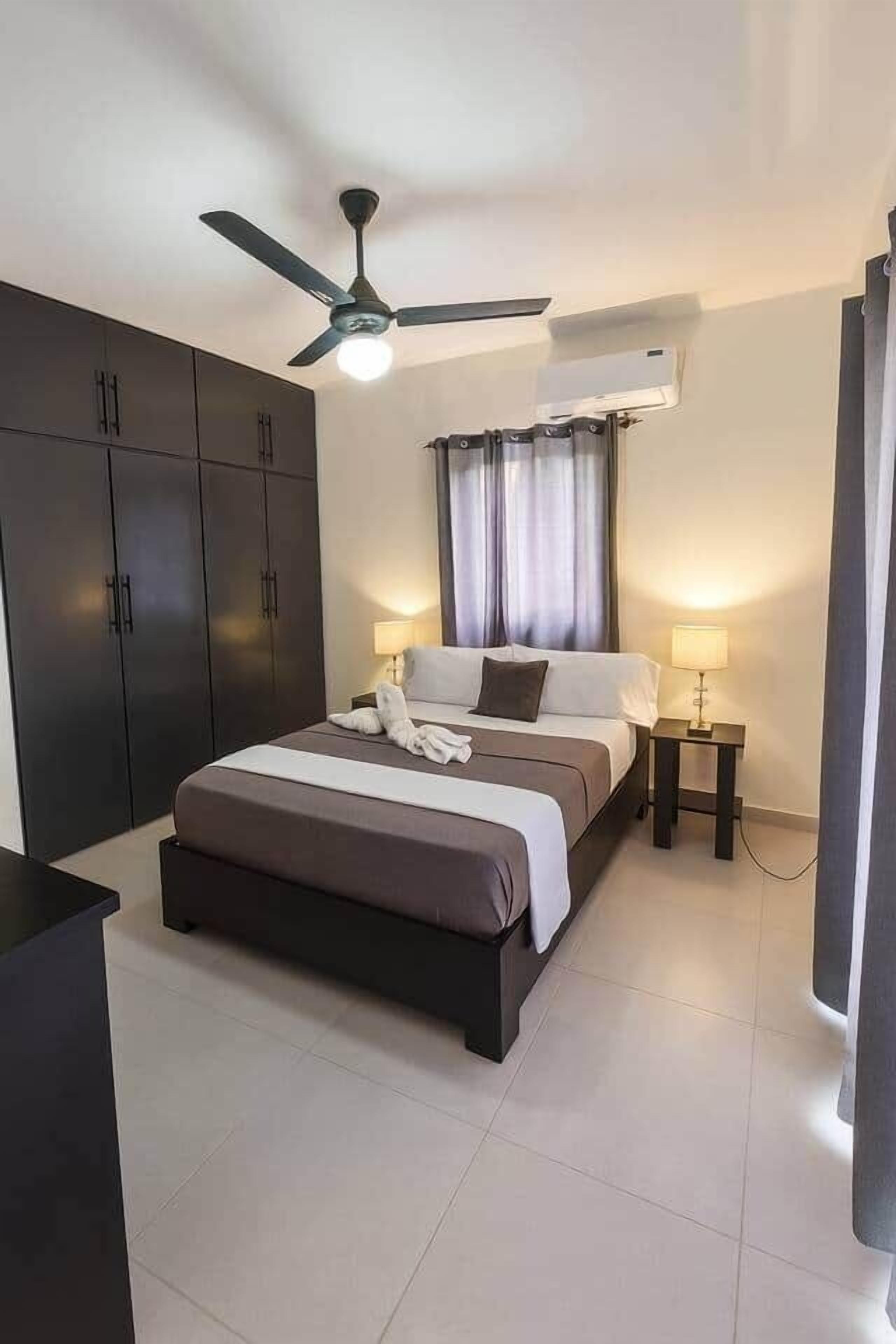 2 chambres, coffre-fort, fer et planche à repasser