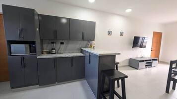 Refrigerador, microondas, horno, placa de cocina