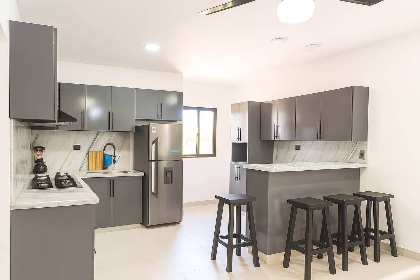 Een koelkast, een microgolfoven, een oven, een kookplaat