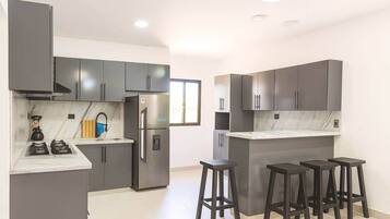 Een koelkast, een microgolfoven, een oven, een kookplaat