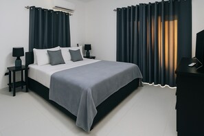 2 slaapkamers, een strijkplank/strijkijzer, gratis wifi, beddengoed