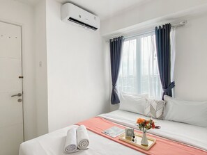 Deluxe Apartment | Desk, free WiFi - Good Place And Homey 2Br Bassura City Apartment Near Mall (Jakarta)