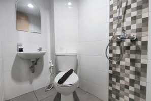 Studio Deluxe | Badrum | Dusch, gratis toalettartiklar och handdukar