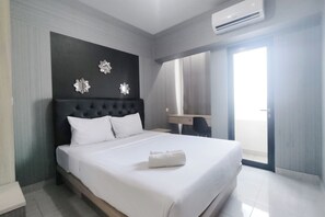 Deluxe Studio | Desk, free WiFi - Cozy Living Studio The Alton Apartment (Semarang)