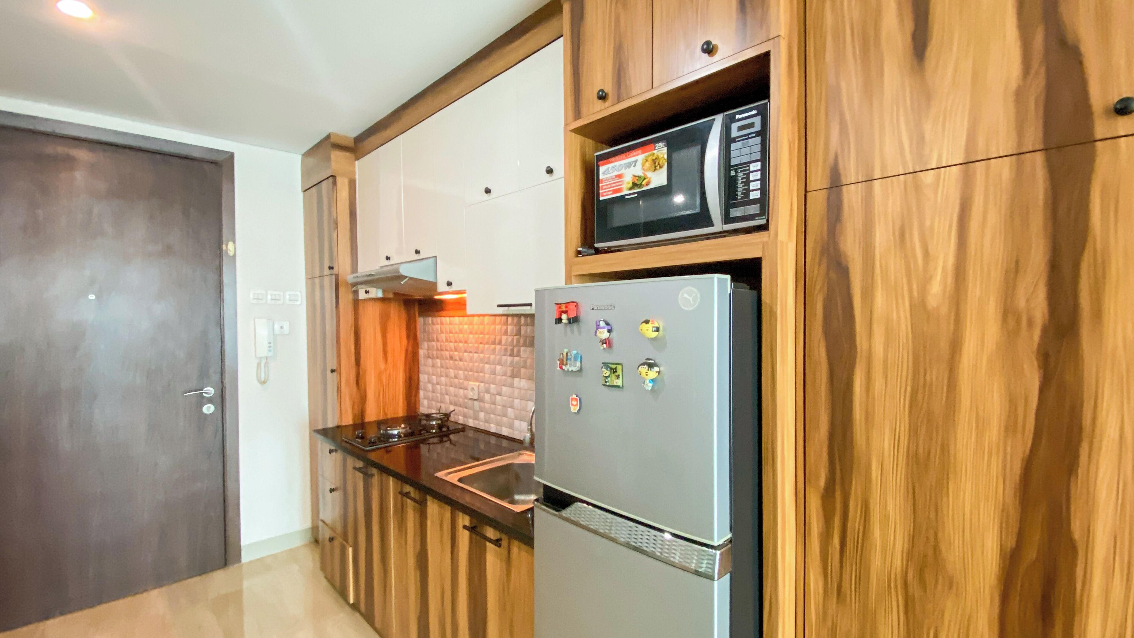 Deluxe Studio | Private kitchen | Full-sized fridge, microwave, stovetop