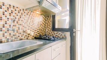 Departamento Deluxe | Cocina privada | Refrigerador, parrilla de estufa, tetera eléctrica y comedor