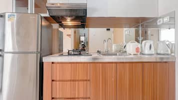 Apartamento luxo | Cozinha privada | Geladeira grande, cooktop, mesas de jantar