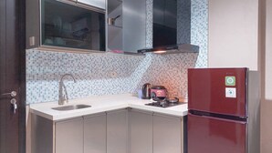 Cocina compacta con lavabo, microondas y refrigerador.