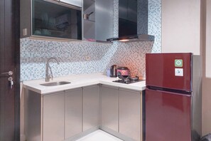 Deluxe Studio | Private kitchen | Full-size fridge, stovetop - Good Place And Cozy Studio At Brooklyn Alam Sutera Apartment (South Tangerang)