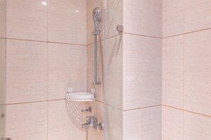 Deluxe Studio | Bathroom | Shower, free toiletries, towels